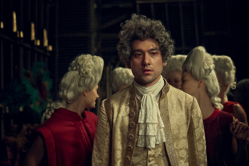 Wolfgang Amadeus Mozart (Will Sharpe) – Bild: Adrienn Szabo /​ Sky Studios /​ Sky UK Ltd