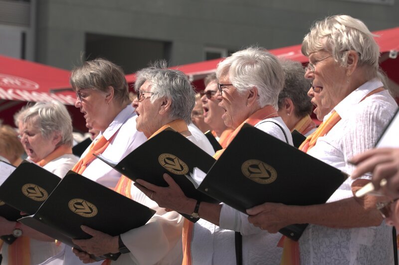 Der Seniorenchor tritt beim Kulturkirchenfest in Chemnitz auf – mit Liedern über Hoffnung, Heimat und Zusammenhalt. – Bild: ZDF und Thomas Beckmann, ifage Der Seniorenchor tritt beim Kulturkirchenfest in Chemnitz auf – mit Liedern über Hoffnung, Heimat und Zusammenhalt. – Bild: ZDF und Thomas Beckmann, ifage