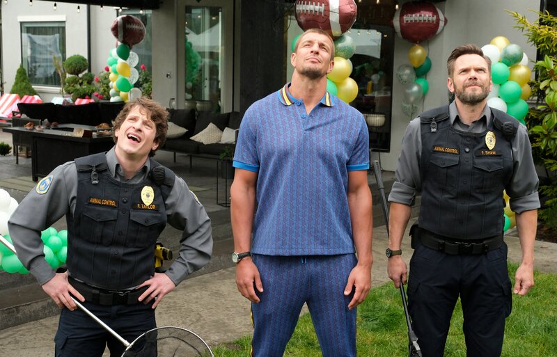 L-R: Fred ‚Shred‘ Taylor (Michael Rowland), Guest Star Rob Gronkowski (as himself) and Frank Shaw (Joel McHale) – Bild: Bettina Strauss /​ FOX Entertainment