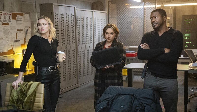 (v.l.n.r.) Nina Chase (Shantel VanSanten); Hana Gibson (Keisha Castle-Hughes); Ray Cannon (Edwin Hodge) – Bild: 2024 CBS Broadcasting Inc. All Rights Reserved. /​ Mark Schafer Lizenzbild frei