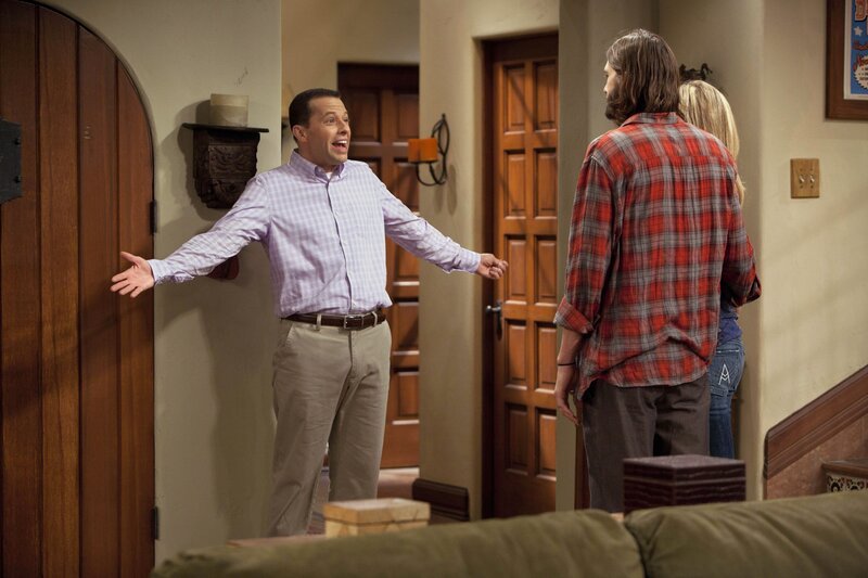 Als Alan aus der Nervenklinik entlassen wird und wieder zu Hause eintrifft, haben Walden und Lyndsey eine schockierende Neuigkeit für ihn bereit. – Bild: WARNER BROS. ENTERTAINMENT INC.
