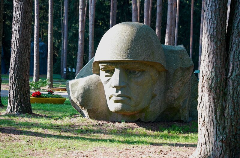 In einem Park in Litauen werden die Monumente aus der Sowjetzeit aufbewahrt. Spätestens seit dem Überfall auf die Ukraine im Februar 2022 sind sie im Stadtbild nicht mehr gewünscht. – Bild: SWR/​Maximilian Wolf
