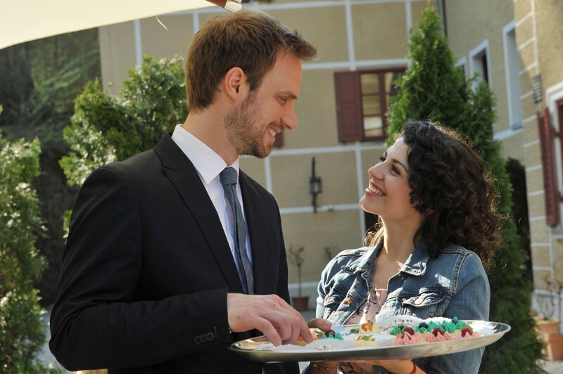 Leonard (Christian Feist, l.); Pauline (Liza Tzschirner, r.) – Bild: Ann Paur