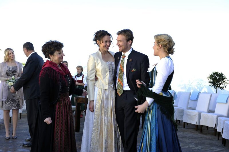 Nach vielem Auf und Ab ist es endlich soweit: Hans (Heiko Ruprecht, 2.v.r..) und Klara (Nike Fuhrmann, 2.v.l.) heiraten. Links: Lisbeth Gruber (Monika Baumgartner), rechts: Susanne Dreiseitl (Natalie O’Hara). – Bild: ZDF und Thomas R. Schumann