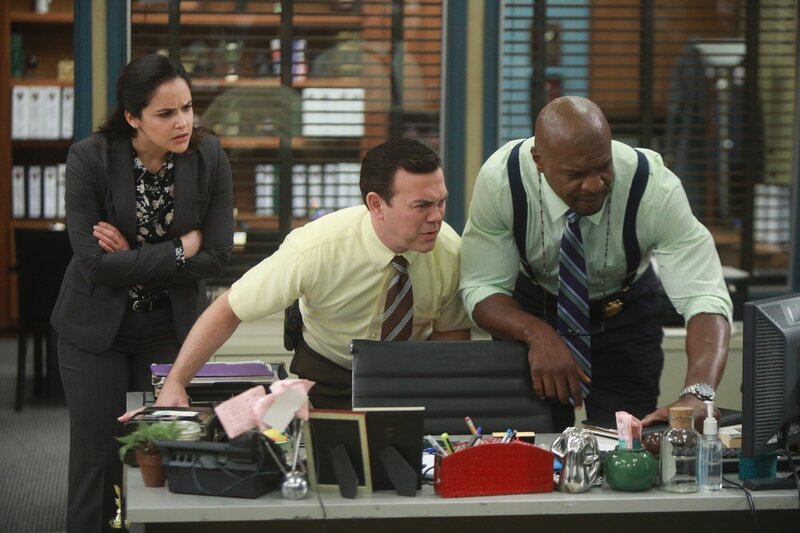 (v.l.n.r.) Amy Santiago (Melissa Fumero); Charles Boyle (Joe Lo Truglio); Terry Jeffords (Terry Crews) – Bild: NBCUniversal Media, LLC /​ Jordin Althaus
