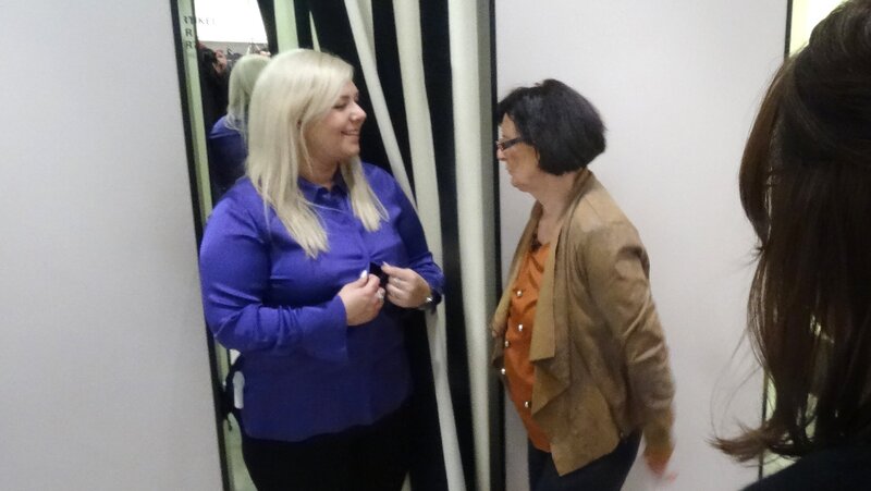 V.l.: Kandidatin Nicole und Shoppingbegleitung Katharina – Bild: TVNOW /​ Constantin Ent.