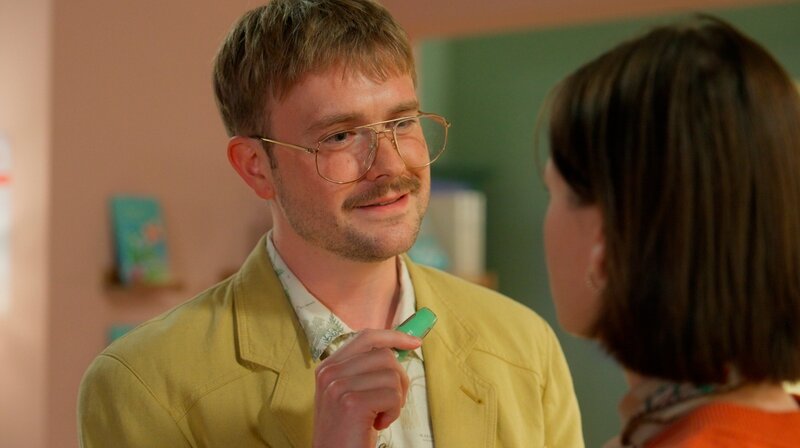 Jess (Juana Nagel r.) erkennt, dass ihre Lieblingsautorin Stella van Eyck (Nico-Alexander Wilhelm l.) in Wahrheit ein Mann ist … – Bild: NDR