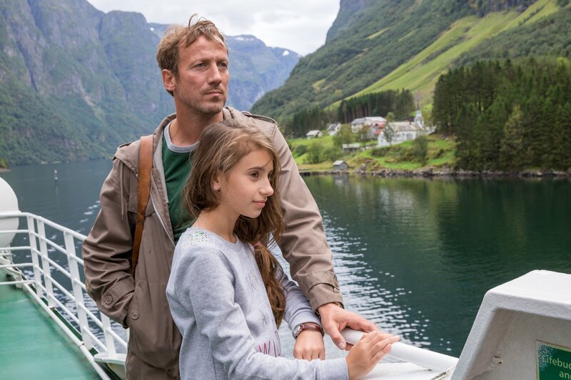 Langsam lernen Vater (Wotan Wilke Möhring) und Tochter (Sofia Bolotina) einander verstehen. – Bild: ORF/Paramount Pictures/dieFilm GmbH/Majestic Filmproduktion GmbH/Georges Pauly Langsam lernen Vater (Wotan Wilke Möhring) und Tochter (Sofia Bolotina) einander verstehen. – Bild: ORF/Paramount Pictures/dieFilm GmbH/Majestic Filmproduktion GmbH/Georges Pauly