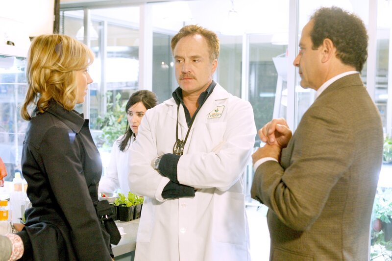 „Monk“, „Mr. Monk auf Rädern.“ Als Natalie einem gestürzten Radfahrer hilft, weiß sie nicht, dass sie sich damit unbewusst zur Komplizin eines Fahrraddiebes macht. Vom schlechten Gewissens geplagt, versucht sie daraufhin, Mr. Monk zu überreden, den dreisten Dieb zu stellen. Widerwillig erklärt sich der bereit, die Ermittlungen aufzunehmen. Als Monk und Natalie schließlich den Täter ausfindig machen, zückt der sofort eine Waffe und schießt auf die beiden. Monk wird von einer Kugel am Bein getroffen und muss die Untersuchung des Falles im Rollstuhl zu Ende bringen.Im Bild (v.li.): Traylor Howard (Natalie Teeger), Bradley Whitford (Dean Berry), Tony Shalhoub (Adrian Monk). – Bild: ORF/​Universal/​Vivian Zink