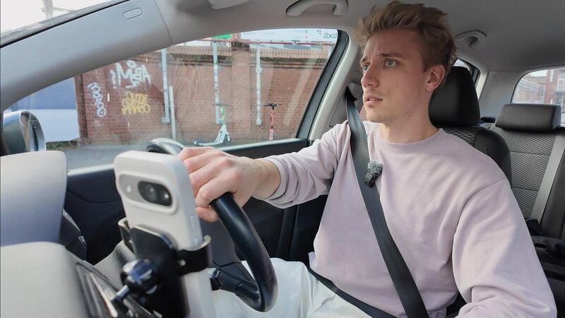 Reporter Jan Quick taucht auf einem Tuning-Event in die Welt der Autoliebhaber ein. – Bild: RTL /​ me:works /​ Kampf auf unseren Straßen