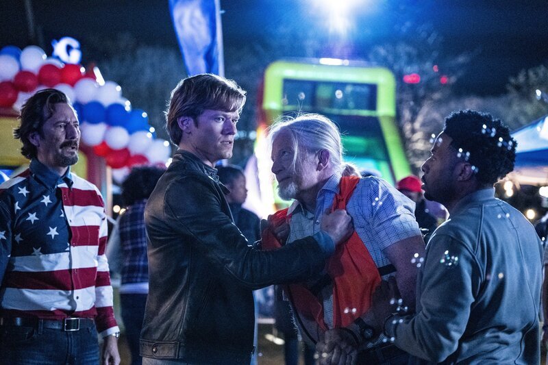 L-R: Russ Taylor (Henry Ian Cusick), Angus MacGyver (Lucas Till), Orson Marcato (Tom Nowicki), Wilt Bozer (Justin Hires) – Bild: CBS Broadcasting, Inc.