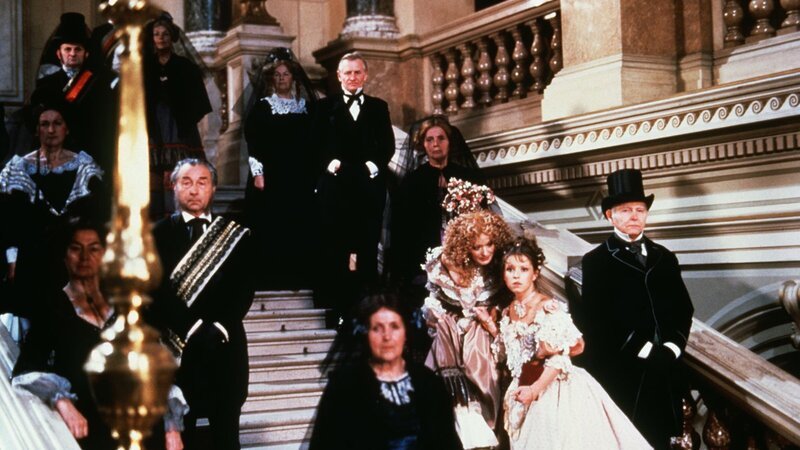 Die Glücksfee (Jana Brejchová) und ihr Lehrling Mina (Tereza Pokomá) treffen im Palast ein, in dem der Maskenball stattfindet. – Bild: ZDF und TaurusFilm