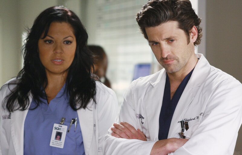 Derek (Patrick Dempsey, r.) versucht Timothy von einer Amputation zu überzeugen, denn diese könnte sein Leben retten. Callie (Sara Ramirez, l.) hingegen sucht nach einer Möglichkeit, wie sie die Beine retten kann … – Bild: American Broadcasting Companies, Inc. /​ Ron Tom