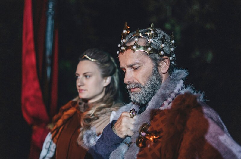 König Robert VIII. (Jan Révai, rechts) sorgt sich um seine Tochter Prinzessin Elena (Natália Germáni, links), auf der ein Fluch lastet. – Bild: MDR/​Pavel Kopp (Three Brothers Production, Profesionální Video)
