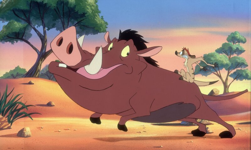 TIMON and his best friend PUMBAA return in their very own animated television series. Join them as they venture beyond Pride Rock spreading their infectious „problem-free“ philosophy. They travel to far-flung destinations including China, Russia and Kenya, always bringing a smattering of joy, laughter and zaniness to everyone they meet. Rounding out the cast are some old friends: the wise RAFIKI enlightens others with his knowledge, while the mischievous hyenas, SHENZI, BANZAI, and ED are always in trouble. Even The Lion King himself makes a special trip to visit his dearest friends. – Bild: Disney Cinemagic /​ Disney Media Distribution