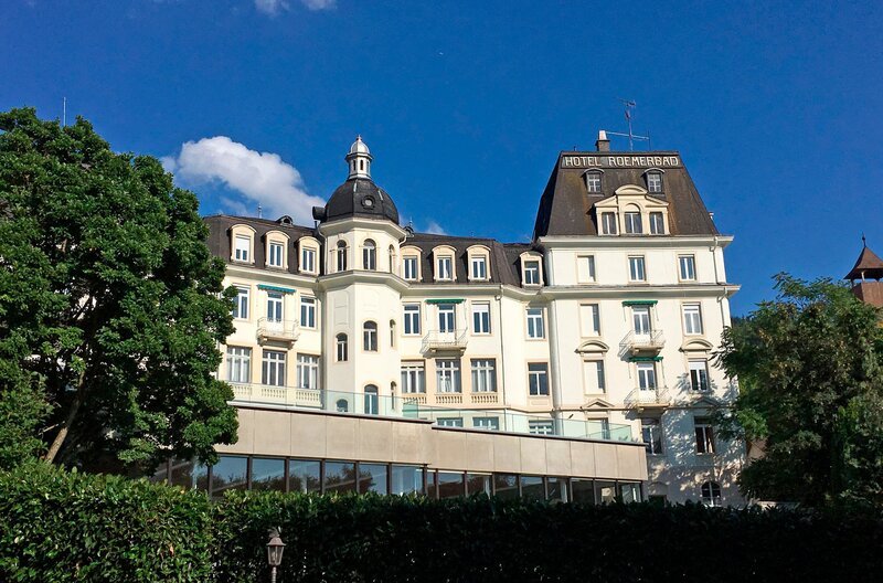 Das berühmt Hotel Römerbad, in dem zahlreiche Größen aus Politik und Kultur abgestiegen sind. Gerade ist es geschlossen und wird saniert. – Bild: SWR/​Thomas Hoeth