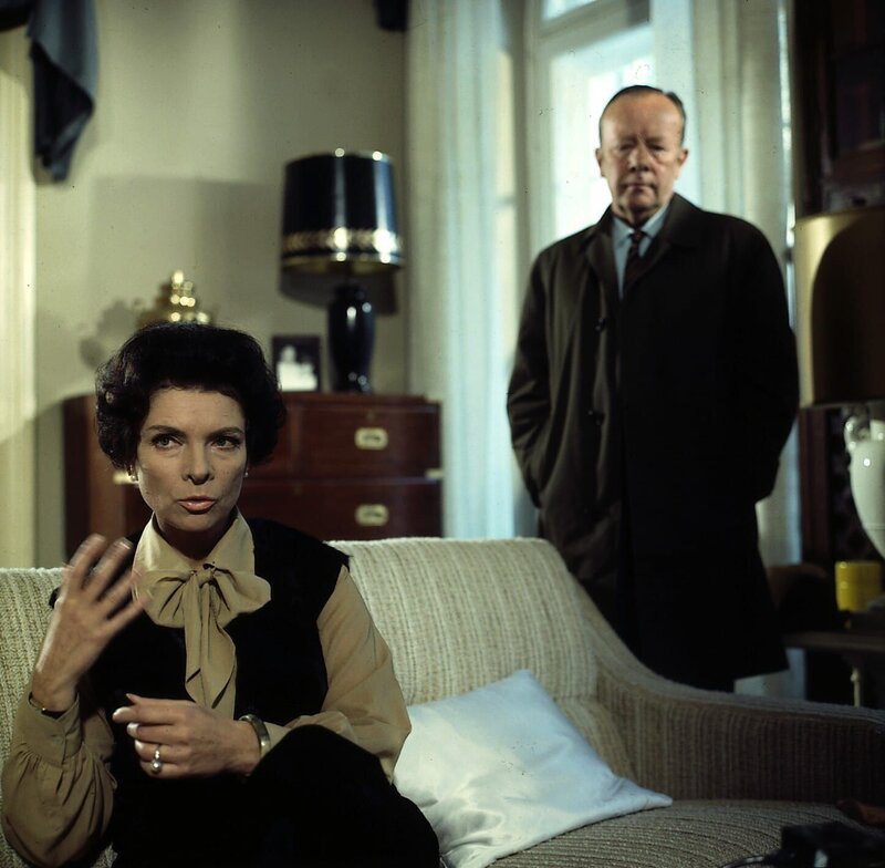 Frau Dönhoff sollte ermordet werden und nur einem tragischen Irrtum ist es zu verdanken, dass sie noch lebt. Für Kommissar Keller liegt der Schlüssel des Falles bei der energischen Frau und von ihr will er Hinweise auf ein mögliches Motiv haben. – Bild: ZDF /​ Neue Münchner Fernsehproduktion