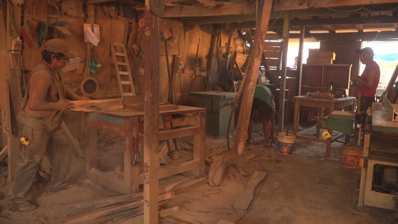 In Schreinereien und Werkstätten verdienen die Häftlinge sich ein paar Bolivianos dazu. – Bild: ZDF und Gaël Mocaër