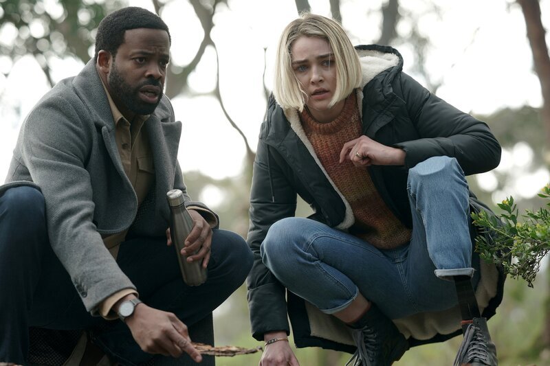 (l-r) Chiké Okonkwo als Ty, Zyra Gorecki als Izzy Harris – Bild: Sarah Enticknap/​NBC /​ NBC