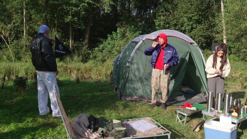 Pinar, Maki und Paco kommen bei ihrer Challenge draußen im Wald an: Sie müssen dort tatsächlich übernachten! Vorher gilt es allerdings ein Zelt aufzustellen, was ordentlich Stress bereitet – vor allem untereinander. – Bild: RTLZWEI