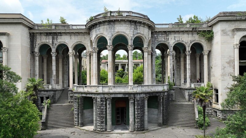 Josef Stalin höchstpersönlich sorgte dafür, dass aus dem Heilbad Zqaltubo in seiner Heimat Georgien ein luxuriöser Erholungsort für sowjetische Regierungsangestellte wurde. – Bild: Banijay Rights Limited/​WeltN24 GmbH