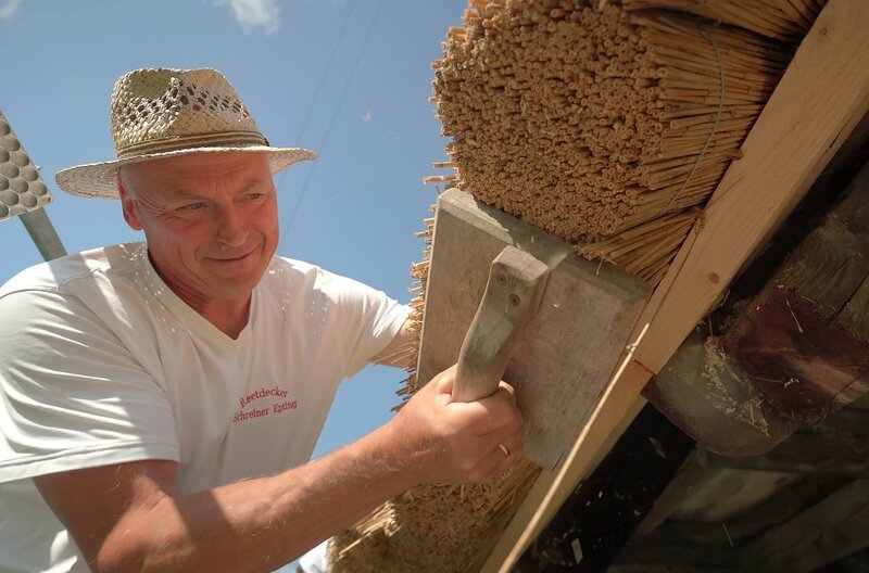 Reetdachdecker Walter Epting gestaltet die Traufe des Reetdachs der Mühle im Schwarzwald. – Bild: SWR/​teamWerk