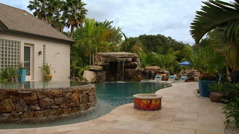 Jennifer Helling und Kirby Huestis verbringen die Ferien mit ihren Kindern gerne in Mexiko. Deshalb bauen Lucas Congdon und sein Team in Venice, Florida, eine Badelandschaft, in der sich die Patchworkfamilie das ganze Jahr über wie im Urlaub fühlt. Wandmalereien und Mosaike greifen das Südamerikathema auf. Außerdem gibt es in der neuen Wohlfühloase einen Wasserfall, eine Feuerstelle und einen Koiteich. Dort haben bis zu 40 Fische Platz. Die tropischen Pflanzen in der Anlage werden zudem alle automatisch bewässert. – Bild: HGTV