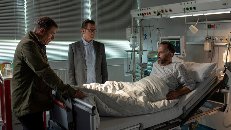 Als Uwe Trimborn (Sami Loris, r.) aus dem Koma erwacht ist, erhoffen sich Finn (Sven Martinek, l.) und Lars (Ingo Naujoks, M.) wichtige Hinweise von ihm. – Bild: OneGate /​ Degeto Film GmbH