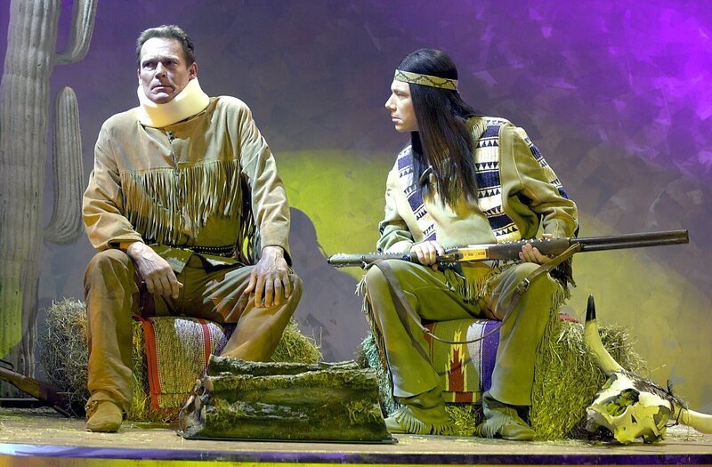 Old Shatterhand alias Christian Tramitz (l.) und Winnetou alias Michael "Bully" Herbig (r.) besprechen ihre Sorgen im Leben. – Bild: ProSieben / S.E.T. Eigenproduktionsbild frei Old Shatterhand alias Christian Tramitz (l.) und Winnetou alias Michael "Bully" Herbig (r.) besprechen ihre Sorgen im Leben. – Bild: ProSieben / S.E.T. Eigenproduktionsbild frei