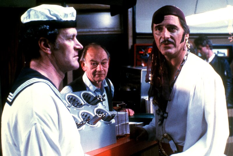 (v.li.): Karl Obermayr (Manni Kopfeck), Helmut Fischer (Monaco Franze). – Bild: ORF III