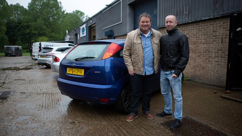 Ford Escort Mk2 Dream Car episode. Mike Brewer with contributor Chris and his Ford Focus. – Bild: Discovery Channel /​ Betty TV /​ Discovery Communications, LLC