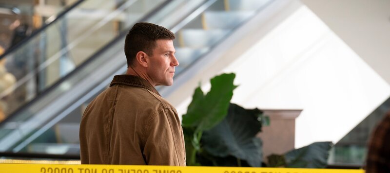 Bend, Don’t Break – A murder near Camp Pendleton leads Gibbs and the team to a suburban mall in San Diego. Pictured (L-R): Austin Stowell as Leroy Jethro Gibbs. – Bild: Erik Voake /​ CBS ENTERTAINMENT – Paramount