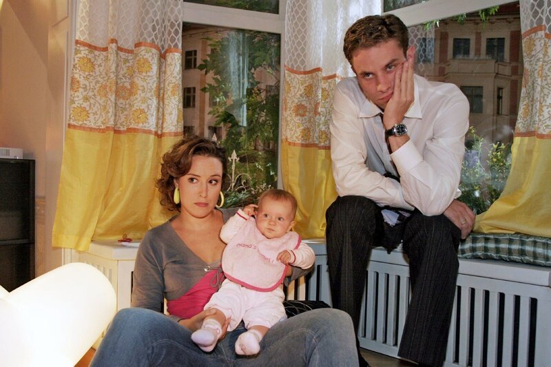 Yvonne (Bärbel Schleker, l.) lässt sich von Max (Alexander Sternberg, r.) das geerbte Haus nicht schönreden. – Bild: Sat.1 /​ Noreen Flynn