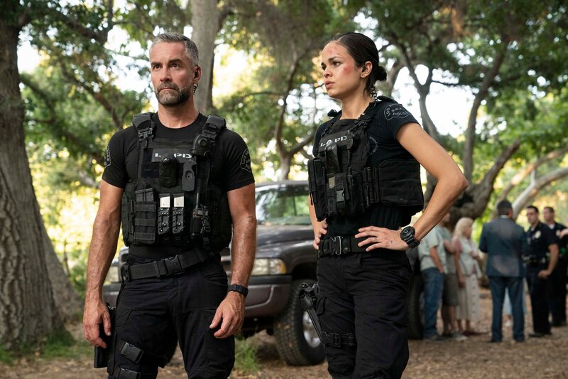 David ‚Deacon‘ Kay (Jay Harrington) und Christina ‚Chris‘ Alonso (Lina Esco) – Bild: RTL /​ Sony Pictures Television Inc. and CBS Studios Inc.