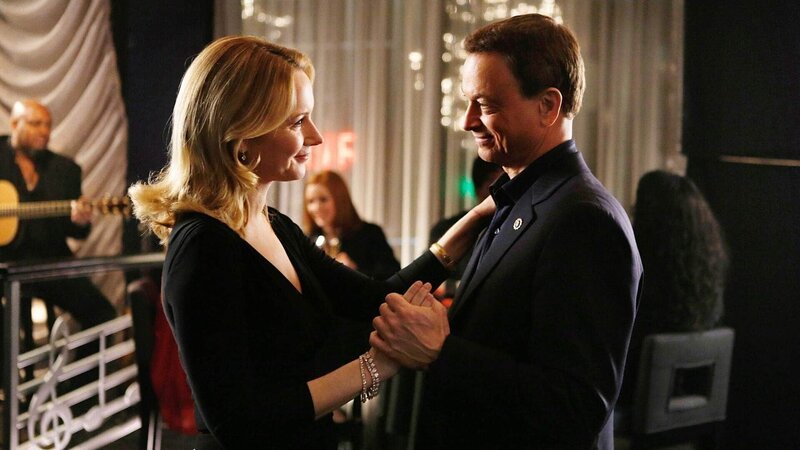 Christine Whitney (Megan Dodds) und Mac Taylor (Gary Sinise) können endlich den Valentinstag genießen. Detective Taylor hatte viel zu tun: Es mussten drei Mordfälle gelöst werden. – Bild: TVNOW /​ CBS