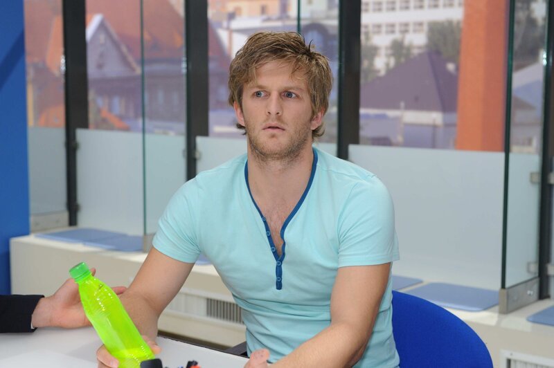 Julian (Bo Hansen) erfährt, dass Jessica heimlich seine Pitch-Idee an den Kunden geschickt hat und so für Broda den Auftrag an Land gezogen hat … – Bild: SAT.1 /​ Claudius Pflug