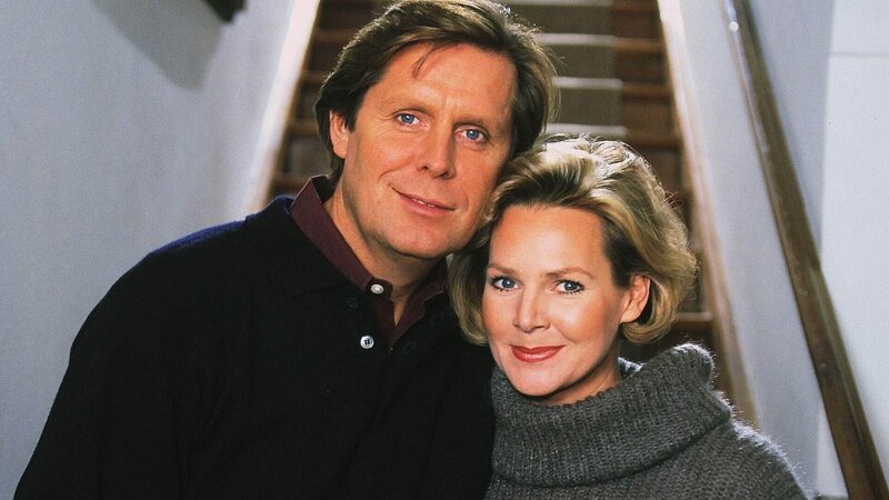 Tierärztin Dr. Susanne Berger (Daniela Strietzel) und Dr. Stefan Frank (Sigmar Solbach) sind gute Freunde. – Bild: MG RTL D /​ Elke Werner