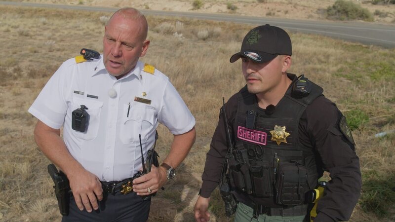 Manfred Gilow und der Sheriff – Bild: Warner Bros. Discovery