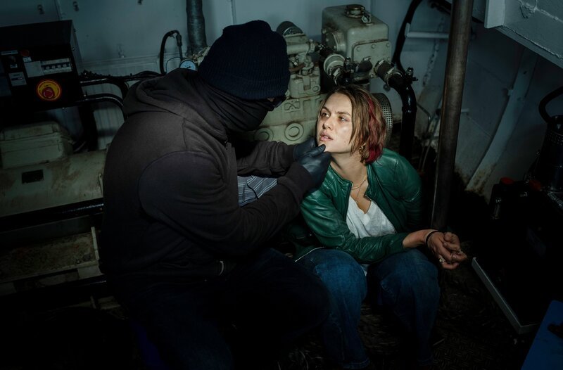 Kristina Jensen (Elsa Langnäse) fürchtet um ihr Leben – sie ist Diabetikerin und braucht dringend Insulin. – Bild: NDR/​Thorsten Jander