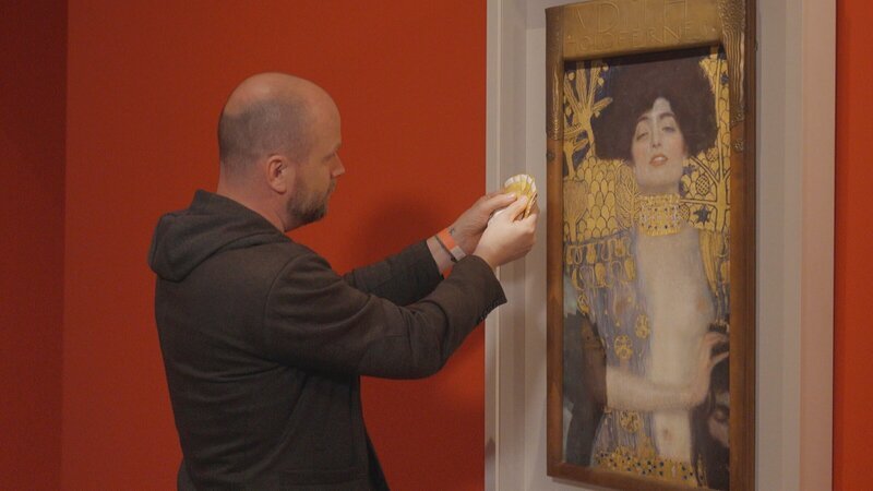 Tim Ernst im Belvedere in Wien vor der „Judith I“ auf der Suche nach der passenden Farbe. – Bild: ZDF und Gabriel Streif