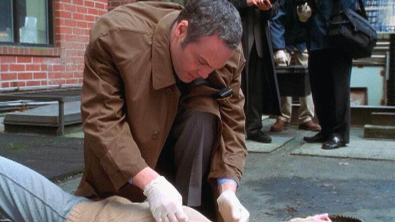 Goren (Vincent D’Onofrio) findet die junge Computerspezialistin Corinne Kennedy (Annie Barton Alvarez) tot vor ihrem Wohnhaus. War es Mord? – Bild: MG RTL D