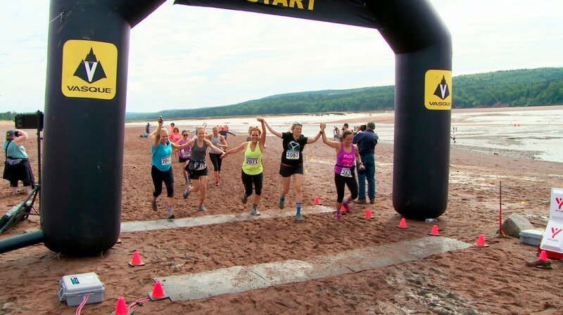 Wettlauf auf dem Meeresboden. „Just like Moses!“ – wie einst Moses, so heißt der kuriose Crosslauf in New Brunswick. In einigen Stunden ist hier wieder 20 Meter tiefes Meer. – Bild: NDR /​ Fundy Media Inc.