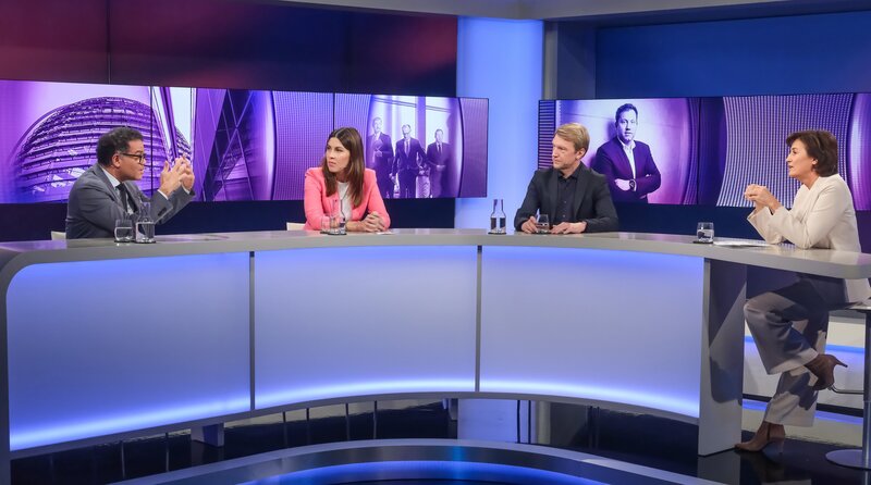 Zu Gast bei Moderatorin Sandra Maischberger (r.): v.l.n.r. Ijoma Mangold (Kulturkorrespondent der „Zeit“), Laura Kipfelsberger (Journalistin) und Markus Preiß (Leiter des ARD-Hauptstadtstudios). – Bild: WDR/​Oliver Ziebe