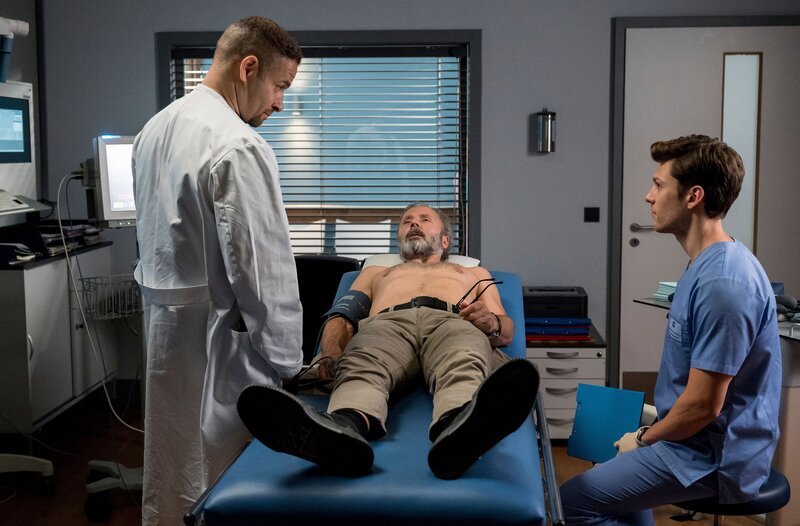 Florian Osterwald (Lion Wasczyk, r.) ist aufgefallen, dass der Postbote Torsten Weber (Robert Schupp, M.) dringend ärztliche Hilfe braucht. Dr. Moreau (Mike Adler, l.) will vor der Untersuchung allerdings wissen, wo sein Päckchen geblieben ist. – Bild: ARD/​Jens-Ulrich Koch