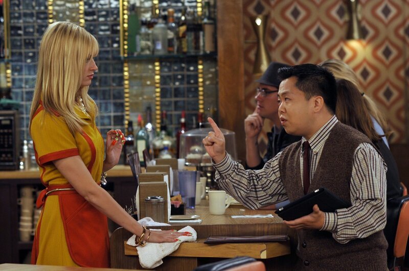 Noch nie gearbeitet und eigenes Geld verdient zu haben und nun den ersten Versuch mit dem selbstgefälligen Chef Han (Matthew Moy, r.) starten zu müssen, macht die Situation für Caroline (Beth Behrs, l.) noch härter, als sie sowieso schon ist. – Bild: Warner Brothers