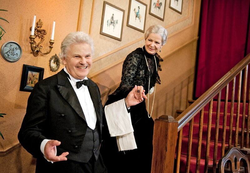 hr-fernsehen DINNER FOR ONE AUF NORDHESSISCH, Übertragen von Karl Garff, Mit Eva-Maria Keller und Karl Garff, Sprecher: Hubertus Meyer-Burkhardt, am Montag (31.12.12) um 17:30 Uhr. Karl Garff als Butler „Schorsche“ und Eva-Maria Keller als Miss Sophie. – Bild: HR/​Benjamin Knabe