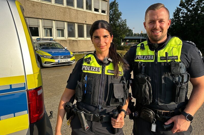 Polizeikommissarin Sara Dagher und Polizeioberkommissar Daniel Leismann im Einsatz auf den Straßen von Wolfsburg. – Bild: NDR/​Ole Lerch