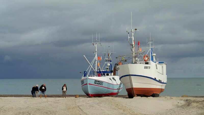 Dänemarks Strandkutter sind einzigartig – weil die sandige Küste den Bau von Häfen erschwerte, nutzen die Fischer den Strand als Liegeplatz. – Bild: arte, Oliver Kratz
