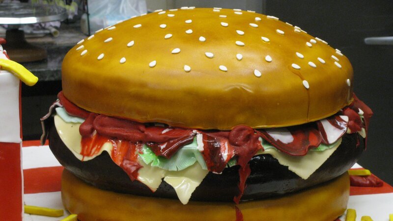 CU burger of cheeseburger cake. – Bild: Discovery Communications Inc./​Carlin Cwik