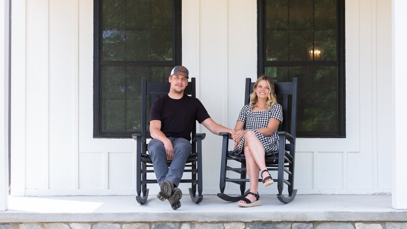Sean Kilgore (left) and Sam Sutton sit on the front porch of their impecibly renovated 150-year-old farmhouse in rural Michigan. – Bild: Marta Xochilt Perez /​ HGTV US /​ Discover Images /​ Discovery, Inc.